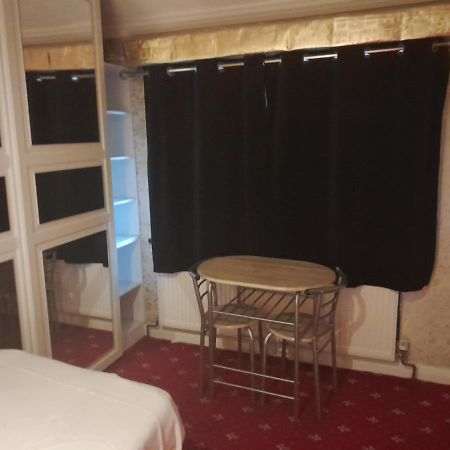 Lovely 1-Bed Studio In Londonアパートメント エクステリア 写真