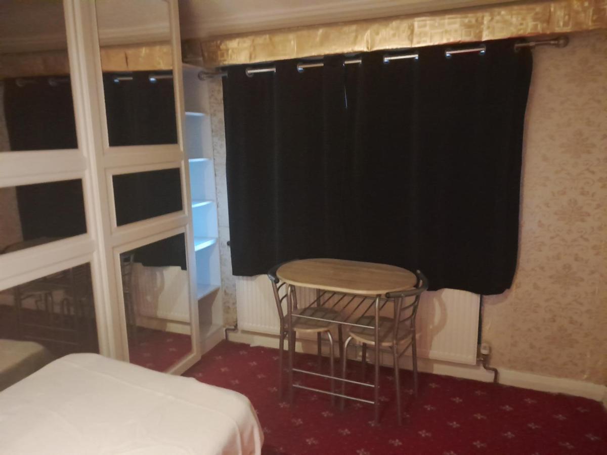 Lovely 1-Bed Studio In Londonアパートメント エクステリア 写真